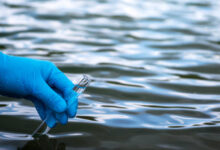 Prueba irrefutable: Los informes de la Universidad de La Plata, con fecha de marzo de 2026, confirman que los químicos vinculados al pasivo industrial de Atanor ya están en el sistema de distribución.