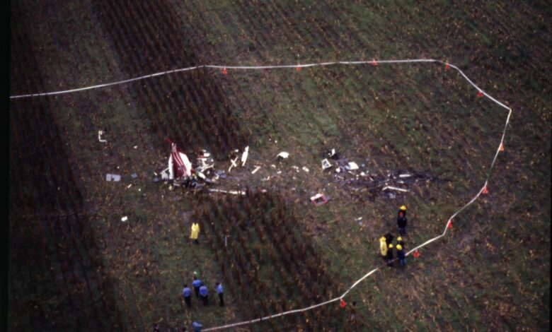Peritajes entre los cultivos: Investigadores y fuerzas de seguridad inspeccionando el fuselaje destrozado en medio de un campo de maíz que se convirtió en escenario forense.