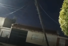 Inclinación peligrosa: El poste ubicado en Figueroa Alcorta al 473 que mantiene en vilo a todo el Barrio Güena.