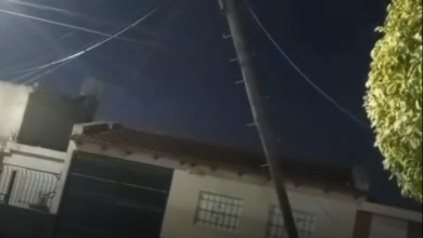 Inclinación peligrosa: El poste ubicado en Figueroa Alcorta al 473 que mantiene en vilo a todo el Barrio Güena.