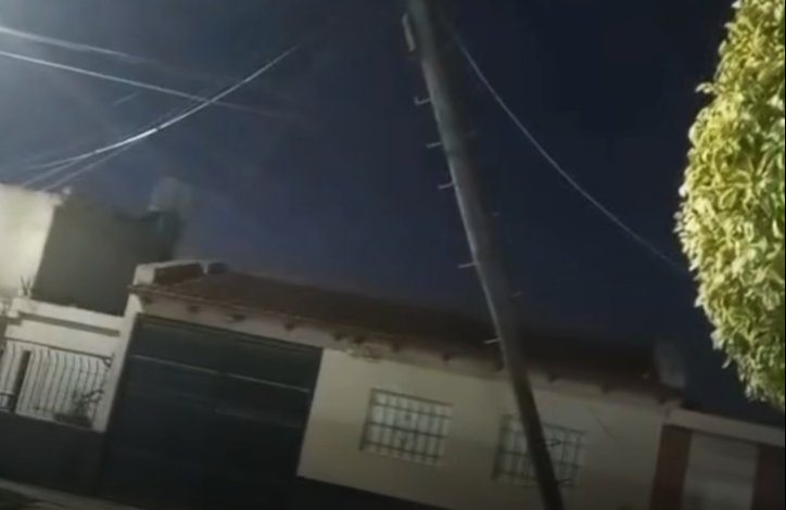 Inclinación peligrosa: El poste ubicado en Figueroa Alcorta al 473 que mantiene en vilo a todo el Barrio Güena.