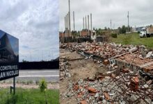 Las dos caras de la misma moneda: En el predio del ‘’cine’’ los ladrillos en el suelo cuentan la historia que el oficialismo prefiere no mostrar en sus redes.