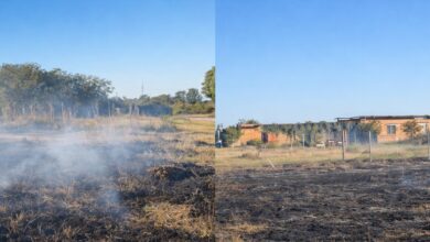 Huellas de la desidia: El rastro negro de la ceniza que queda a pocos metros de las viviendas, un recordatorio del peligro latente.