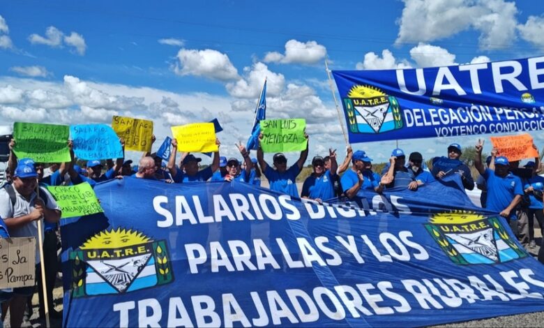 Detrás del vallado: Trabajadores de UATRE exigen una recomposición de $70.000 frente al bloqueo de seguridad.