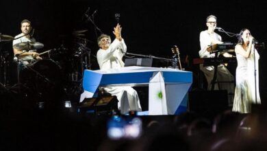 Mística frente al río: El artista rosarino bajo las luces del Monumento, brindando un show sin respiro que repasó más de cuatro décadas de canciones.