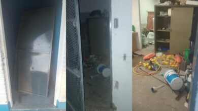 Escena del desastre: Así quedaron las instalaciones tras el paso de los delincuentes; el mobiliario roto refleja la saña del ataque.