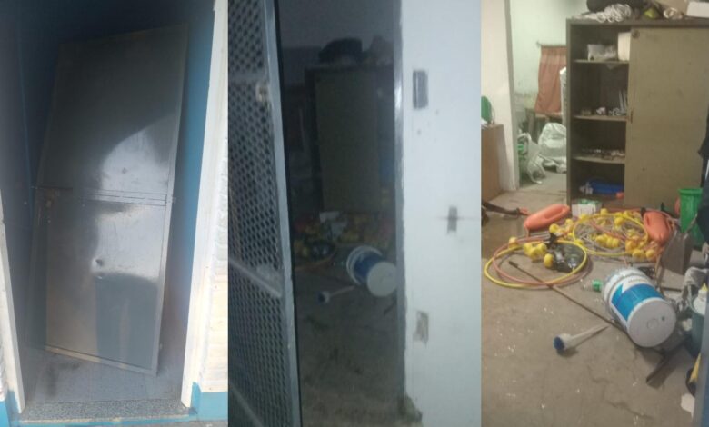 Escena del desastre: Así quedaron las instalaciones tras el paso de los delincuentes; el mobiliario roto refleja la saña del ataque.