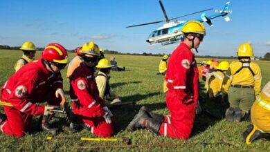 Personal de Defensa Civil y Bomberos de Ramallo durante la etapa teórica dictada por instructores de la AFE.