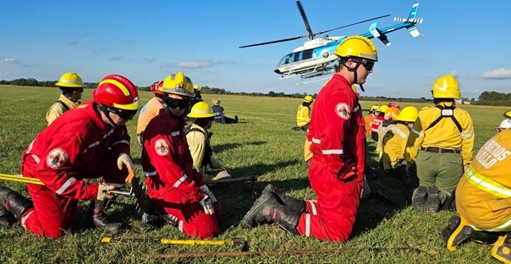 Personal de Defensa Civil y Bomberos de Ramallo durante la etapa teórica dictada por instructores de la AFE.