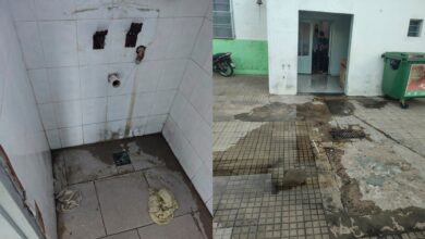 Daños materiales: El patio de la escuela terminó bajo agua tras el robo de la bacha y la rotura de caños.