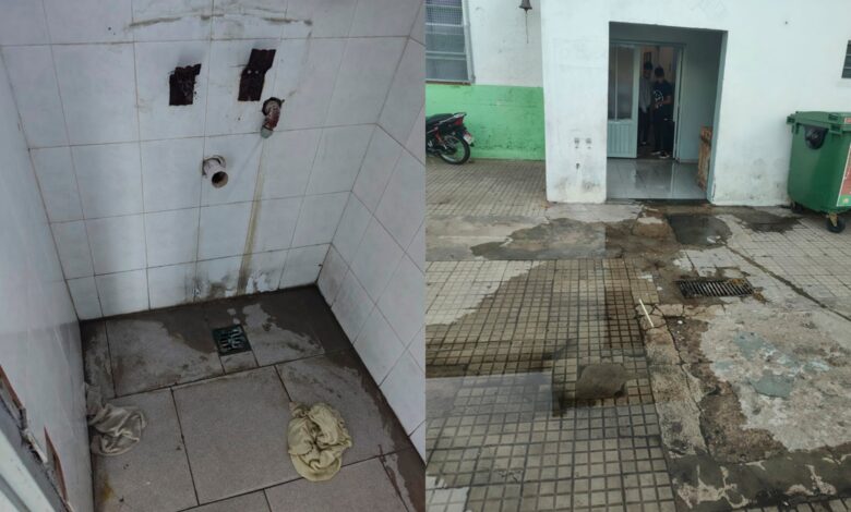 Daños materiales: El patio de la escuela terminó bajo agua tras el robo de la bacha y la rotura de caños.