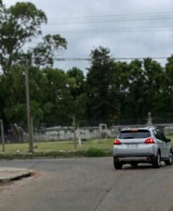 Final sin piedad: Una vez cumplido el desalmado objetivo, el automóvil acelera y se aleja, dejando atrás una vida destrozada en el asfalto.