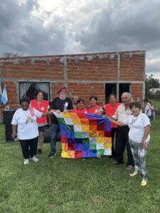 Unión cultural: Referentes de Madre Tierra y residentes santiagueños celebraron la jornada bajo el símbolo de la Wiphala y la música folclórica.