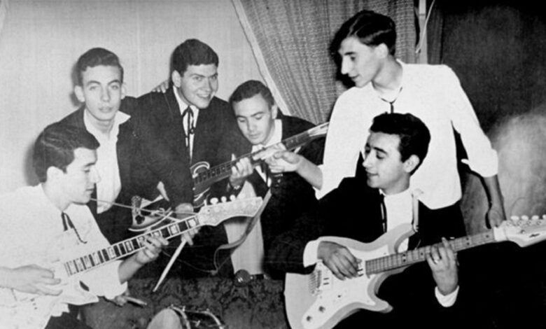 Estética sesentista: Una toma clásica de la banda que marcó una época en el rock local. Integrantes: Mario Figueredo, Luis Ferrieri, Norberto Beto Pusterla, Juan Almirón, Mario Carignani y Héctor Tatín Pintener (1964). Foto: Miguel Podestá.