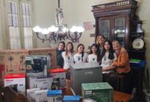 Compromiso estudiantil: Alumnos del Colegio Los Aromos junto a la gran cantidad de electrodomésticos y utensilios donados para el equipamiento del Hogar