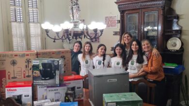 Compromiso estudiantil: Alumnos del Colegio Los Aromos junto a la gran cantidad de electrodomésticos y utensilios donados para el equipamiento del Hogar