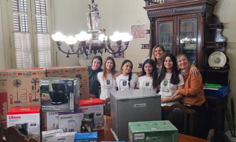 Compromiso estudiantil: Alumnos del Colegio Los Aromos junto a la gran cantidad de electrodomésticos y utensilios donados para el equipamiento del Hogar
