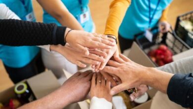 En la ciudad, la solidaridad dejó de ser un gesto ocasional para convertirse en una práctica sostenida que crece y se organiza. En distintos puntos de la ciudad, el voluntariado se consolida como una red activa de contención social, donde cada vez más vecinos deciden involucrarse frente a realidades que interpelan. La crisis económica, el aumento de la demanda en comedores y merenderos, y la necesidad de acompañamiento en distintos ámbitos han impulsado a muchas personas a dar un paso al frente. Así, organizaciones sociales, parroquias, centros barriales y asociaciones civiles ven fortalecidos sus equipos gracias a la incorporación de nuevos voluntarios que aportan tiempo, trabajo y compromiso. En estos espacios, la tarea cotidiana es amplia y diversa. Desde la preparación y distribución de alimentos hasta el apoyo escolar, el acompañamiento a adultos mayores o la organización de campañas solidarias, el voluntariado se adapta a las necesidades concretas de cada sector. Pero más allá de la ayuda material, quienes participan coinciden en que el valor más profundo está en el encuentro con el otro. “Muchas veces la gente viene por una necesidad puntual, pero se queda por el vínculo humano que se genera”, explican desde la filial local de Cruz Roja. La escucha, la contención emocional y el sentirse parte de un grupo son aspectos que fortalecen tanto a quienes reciben la ayuda como a quienes la brindan. Un rasgo distintivo del voluntariado en la ciudad es su carácter intergeneracional. Jóvenes estudiantes, familias enteras, trabajadores independientes y jubilados comparten espacios y experiencias. En el caso de los más jóvenes, la participación suele estar vinculada a propuestas educativas o pastorales que buscan fomentar valores como la empatía, la responsabilidad social y el compromiso con el prójimo. En este sentido, las instituciones educativas y religiosas cumplen un rol fundamental. A través de proyectos solidarios, campañas y actividades comunitarias, promueven una formación que trasciende lo académico. El aprendizaje se construye también en el contacto con la realidad, en la capacidad de mirar al otro y actuar en consecuencia. No obstante, las instituciones sostienen que el crecimiento del voluntariado también plantea desafíos. Sostener la continuidad en el tiempo, coordinar tareas, organizar recursos y evitar el desgaste de quienes participan son algunos de los puntos clave que señalan quienes están al frente de estos espacios. La necesidad de mayor articulación entre organizaciones y el acompañamiento del Estado aparecen como aspectos a fortalecer. Sin embargo, a pesar de estas dificultades, el balance es positivo. La respuesta de la comunidad sigue siendo significativa y demuestra que, incluso en contextos complejos, la solidaridad se mantiene viva. Cada nuevo voluntario representa una posibilidad más de ampliar la ayuda y llegar a quienes lo necesitan. Voluntarios reflejan el compromiso social que crece en San Nicolás a través de acciones comunitarias y trabajo en equipo.