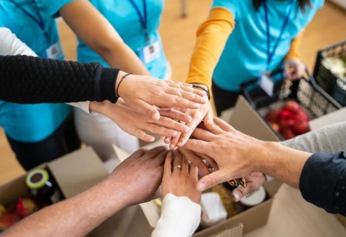 En la ciudad, la solidaridad dejó de ser un gesto ocasional para convertirse en una práctica sostenida que crece y se organiza. En distintos puntos de la ciudad, el voluntariado se consolida como una red activa de contención social, donde cada vez más vecinos deciden involucrarse frente a realidades que interpelan. La crisis económica, el aumento de la demanda en comedores y merenderos, y la necesidad de acompañamiento en distintos ámbitos han impulsado a muchas personas a dar un paso al frente. Así, organizaciones sociales, parroquias, centros barriales y asociaciones civiles ven fortalecidos sus equipos gracias a la incorporación de nuevos voluntarios que aportan tiempo, trabajo y compromiso. En estos espacios, la tarea cotidiana es amplia y diversa. Desde la preparación y distribución de alimentos hasta el apoyo escolar, el acompañamiento a adultos mayores o la organización de campañas solidarias, el voluntariado se adapta a las necesidades concretas de cada sector. Pero más allá de la ayuda material, quienes participan coinciden en que el valor más profundo está en el encuentro con el otro. “Muchas veces la gente viene por una necesidad puntual, pero se queda por el vínculo humano que se genera”, explican desde la filial local de Cruz Roja. La escucha, la contención emocional y el sentirse parte de un grupo son aspectos que fortalecen tanto a quienes reciben la ayuda como a quienes la brindan. Un rasgo distintivo del voluntariado en la ciudad es su carácter intergeneracional. Jóvenes estudiantes, familias enteras, trabajadores independientes y jubilados comparten espacios y experiencias. En el caso de los más jóvenes, la participación suele estar vinculada a propuestas educativas o pastorales que buscan fomentar valores como la empatía, la responsabilidad social y el compromiso con el prójimo. En este sentido, las instituciones educativas y religiosas cumplen un rol fundamental. A través de proyectos solidarios, campañas y actividades comunitarias, promueven una formación que trasciende lo académico. El aprendizaje se construye también en el contacto con la realidad, en la capacidad de mirar al otro y actuar en consecuencia. No obstante, las instituciones sostienen que el crecimiento del voluntariado también plantea desafíos. Sostener la continuidad en el tiempo, coordinar tareas, organizar recursos y evitar el desgaste de quienes participan son algunos de los puntos clave que señalan quienes están al frente de estos espacios. La necesidad de mayor articulación entre organizaciones y el acompañamiento del Estado aparecen como aspectos a fortalecer. Sin embargo, a pesar de estas dificultades, el balance es positivo. La respuesta de la comunidad sigue siendo significativa y demuestra que, incluso en contextos complejos, la solidaridad se mantiene viva. Cada nuevo voluntario representa una posibilidad más de ampliar la ayuda y llegar a quienes lo necesitan. Voluntarios reflejan el compromiso social que crece en San Nicolás a través de acciones comunitarias y trabajo en equipo.