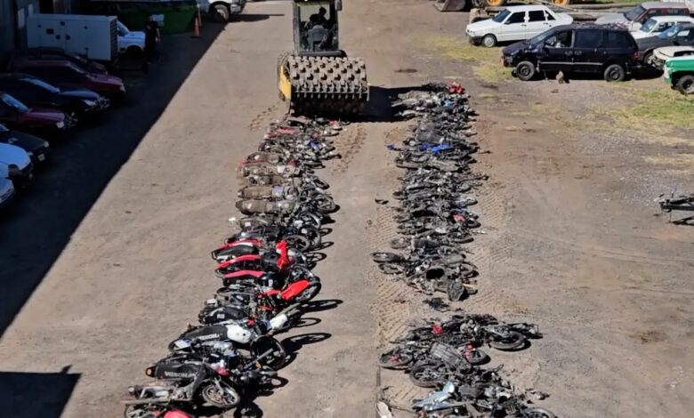 “Devolvé las (motos) robadas a los dueños, no las aplastes. Si no por segunda vez somos damnificados”, le pidió una vecina al intendente.