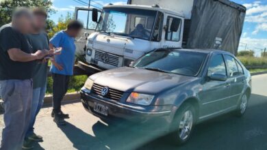 La colisión con un automóvil dejó al transporte pesado peligrosamente inclinado sobre la baranda de seguridad