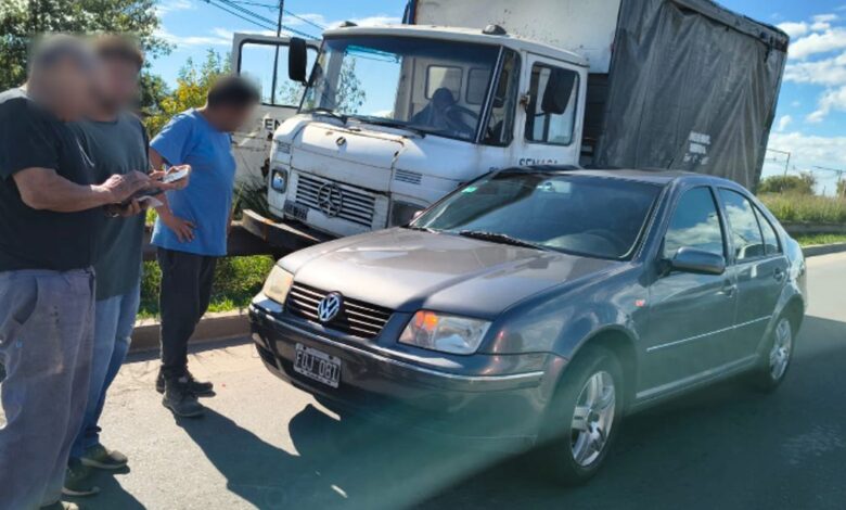 La colisión con un automóvil dejó al transporte pesado peligrosamente inclinado sobre la baranda de seguridad
