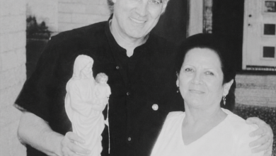 El Padre Albert Zanatta recibe la imagen de manos de una fiel nicoleña en Houston durante mayo de 2005. FOTO: María del Rosario de San Nicolás-Charlas.