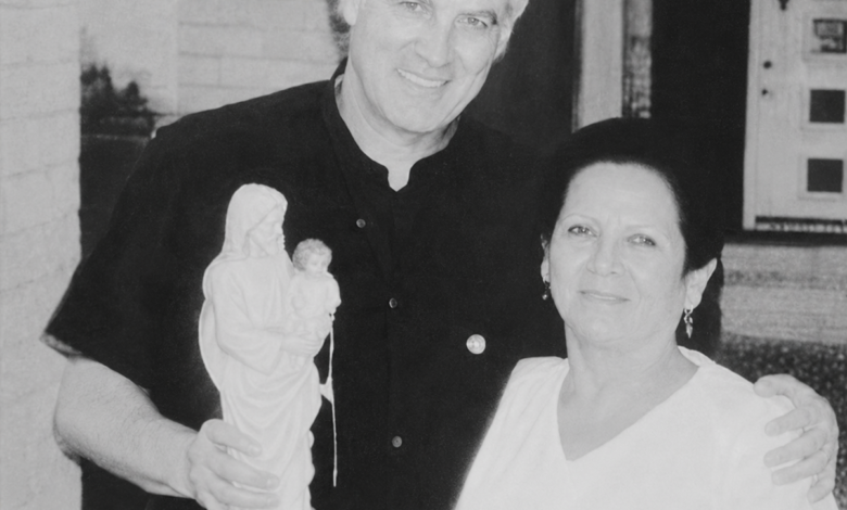 El Padre Albert Zanatta recibe la imagen de manos de una fiel nicoleña en Houston durante mayo de 2005. FOTO: María del Rosario de San Nicolás-Charlas.