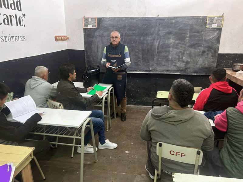 El taller de alfajores regionales formó parte de los programas no formales dictados este año en el establecimiento local. Foto: Servicio Penitenciario Bonaerense.
