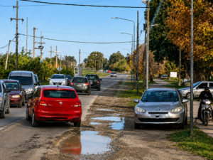 Inseguridad en las delegaciones: Los vecinos de Villa Riccio denuncian que los vehículos utilizan las veredas y refugios de colectivos como vía de circulación ante la falta de controles municipales. FOTO: Romina Soledad Rojas. 