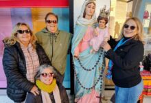 El fervor religioso interrumpe la dinámica comercial en el centro urbano. Devotos exhiben la figura mariana a diez años del decreto oficial. Foto: María del Rosario de San Nicolás-Charlas.