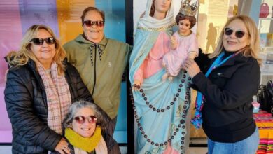 El fervor religioso interrumpe la dinámica comercial en el centro urbano. Devotos exhiben la figura mariana a diez años del decreto oficial. Foto: María del Rosario de San Nicolás-Charlas.