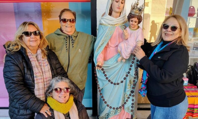 El fervor religioso interrumpe la dinámica comercial en el centro urbano. Devotos exhiben la figura mariana a diez años del decreto oficial. Foto: María del Rosario de San Nicolás-Charlas.