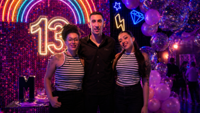 Sello nicoleño: Val Bolten y Catalina Arroyo junto a Ángel Di María durante el evento en Rosario, donde desplegaron su propuesta de arte y estética.