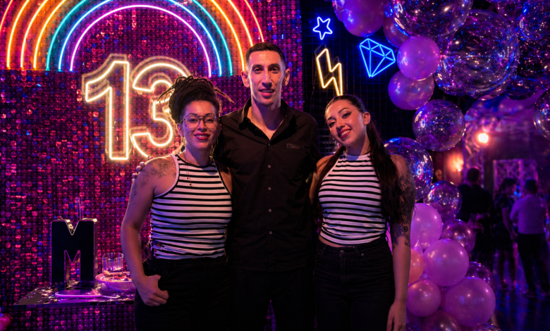 Sello nicoleño: Val Bolten y Catalina Arroyo junto a Ángel Di María durante el evento en Rosario, donde desplegaron su propuesta de arte y estética.