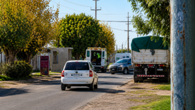 Respuesta en crisis: La llegada del servicio privado CEM antes que la unidad local del SAME generó fuertes críticas entre los presentes por la demora en la asistencia pública. FOTO: Romina Soledad Rojas.
