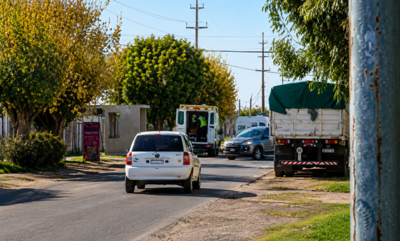 Respuesta en crisis: La llegada del servicio privado CEM antes que la unidad local del SAME generó fuertes críticas entre los presentes por la demora en la asistencia pública. FOTO: Romina Soledad Rojas.