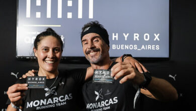Yésica Herrera y José Pablo Leoni posan sonrientes junto al reloj oficial que inmortalizó su marca de 1:11:11 en el predio de La Rural. Foto: Hyrox Buenos Aires.