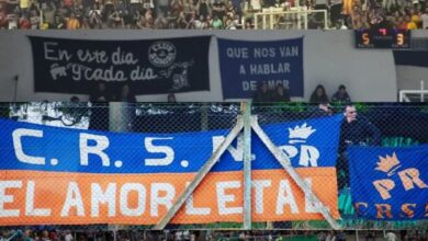 Sentir ricotero: Las hinchadas del deporte nicoleño trascienden el juego y se convierten en poesía, honrando a quien fue una de las voces de la resistencia popular, el Indio Solari. Fotos: Gentileza de las hinchadas de los 4 clubes citados.