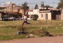 La secuencia captada desde un vehículo particular muestra al joven sospechoso en plena huida por el predio lindero a la avenida con las prendas de Argentina sustraídas. Foto: Vecino de zona sur.