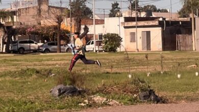 La secuencia captada desde un vehículo particular muestra al joven sospechoso en plena huida por el predio lindero a la avenida con las prendas de Argentina sustraídas. Foto: Vecino de zona sur.