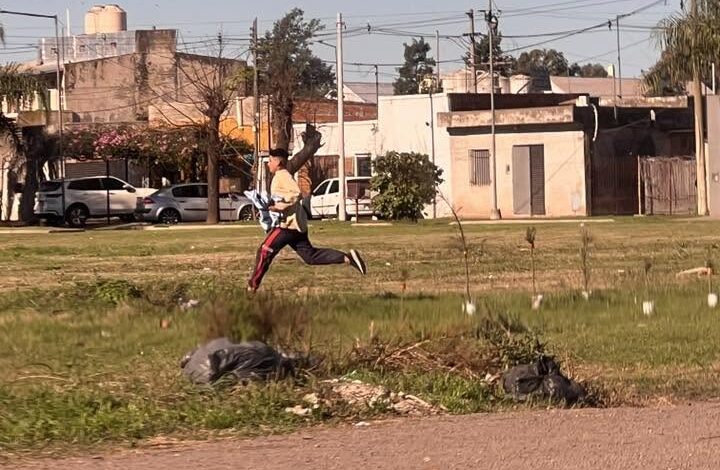 La secuencia captada desde un vehículo particular muestra al joven sospechoso en plena huida por el predio lindero a la avenida con las prendas de Argentina sustraídas. Foto: Vecino de zona sur.