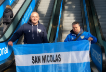 El nicoleño exhibió con orgullo la bandera de su ciudad natal en los momentos previos al abordaje que lo depositará en la competencia mundialista. Foto: Juampi Castet