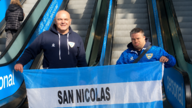 El nicoleño exhibió con orgullo la bandera de su ciudad natal en los momentos previos al abordaje que lo depositará en la competencia mundialista. Foto: Juampi Castet