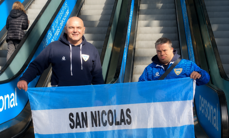 El nicoleño exhibió con orgullo la bandera de su ciudad natal en los momentos previos al abordaje que lo depositará en la competencia mundialista. Foto: Juampi Castet
