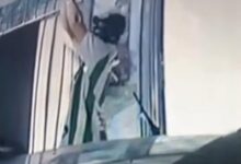 El registro fílmico de la propiedad privada captó el preciso instante en que el individuo desatornilla el artefacto lumínico del acceso residencial. Foto: Vecino de Barrio Fonavi.