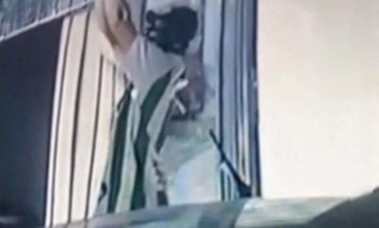 El registro fílmico de la propiedad privada captó el preciso instante en que el individuo desatornilla el artefacto lumínico del acceso residencial. Foto: Vecino de Barrio Fonavi.
