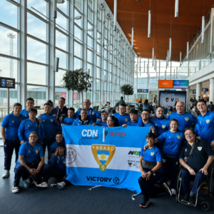 La delegación completa de la Federación Argentina de Deportes para Atletas con Síndrome de Down (FADASD) posó en el aeropuerto antes de emprender el traslado al continente europeo.