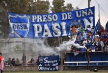 La hinchada de San Martín despliega sus banderas ratificando su fervor y sentido de pertenencia, en unos de sus últimos matchs disputados bajo la órbita de la Liga Sampedrina. Foto: Redes oficiales del Club General San Martín de Pérez Millán