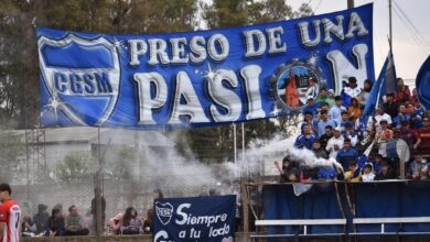 La hinchada de San Martín despliega sus banderas ratificando su fervor y sentido de pertenencia, en unos de sus últimos matchs disputados bajo la órbita de la Liga Sampedrina. Foto: Redes oficiales del Club General San Martín de Pérez Millán